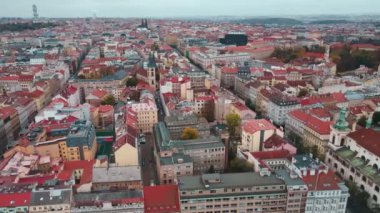 Prag mimarisi, hava manzarası. Avrupa 'da kırmızı çatıları olan tarihi binaların üzerinden uçmak. Çek Cumhuriyeti Praha kentinin kuş bakışı manzarası