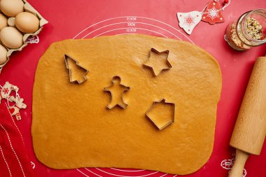 Yıldızlar, evler ve kızıl hasırlı zencefilli kurabiye hamuru şeklinde metal kurabiye kesiciler.