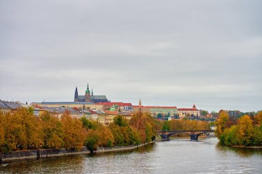 Vltava nehri üzerinde Prag şehrinin renkli sonbahar ağaçları. Praha 'nın mimarisi, Çek Cumhuriyeti