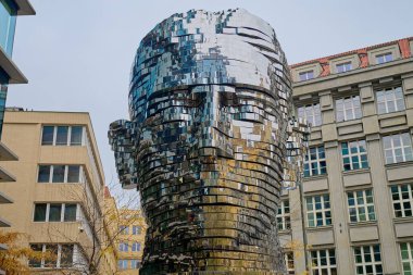 Franc Kafka 'nın başkanı, Prag' da sanat kurulumu. David Cerny 'nin yaptığı metal heykel. Sokaktaki çağdaş sanat eserleri. Prag, Çek Cumhuriyeti - 27 Ekim 2024