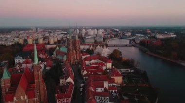 Sonbahar mevsiminde Gotik kiliseleri ve tarihi mimarisi olan Avrupa şehrinin havadan görünüşü. Gün batımında Ostrow Tumski 'deki St. John Katedrali. Wroclaw, Polonya 'nın şehir manzarası