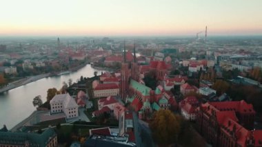 Sonbahar mevsiminde Gotik kiliseleri ve tarihi mimarisi olan Avrupa şehrinin havadan görünüşü. Gün batımında Ostrow Tumski 'deki St. John Katedrali. Wroclaw, Polonya 'nın şehir manzarası
