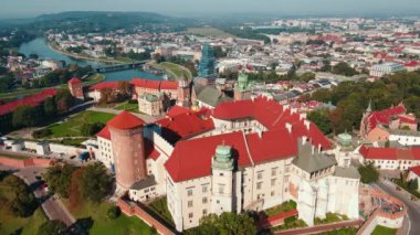 Krakow 'daki Wawel Kalesi' nin havadan görüntüsü. Ortaçağ kraliyet rönesansı mimarisi. Polonya 'da turistik dönüm noktası