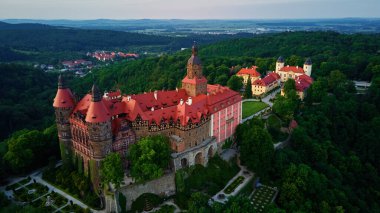 Ortaçağ şatosunun ormanlarla çevrili tarihi görüntüsü. Walbrzych, Polonya 'daki Ksiaz kalesi