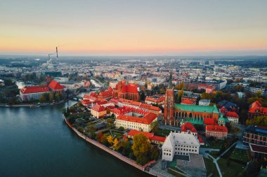 Sonbahar mevsiminde Gotik kiliseleri ve tarihi mimarisi olan Avrupa şehrinin havadan görünüşü. Gün batımında Ostrow Tumski 'deki St. John Katedrali. Wroclaw, Polonya 'nın şehir manzarası