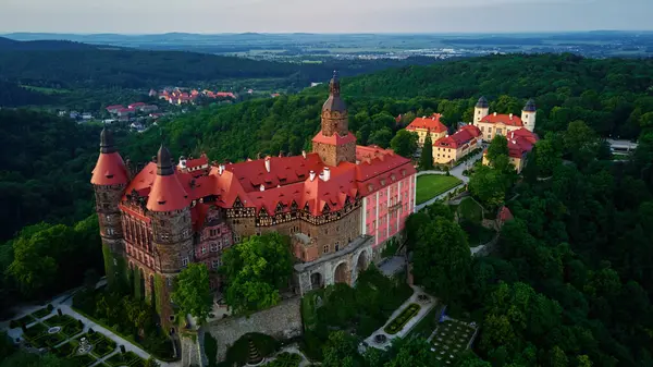 Ortaçağ şatosunun ormanlarla çevrili tarihi görüntüsü. Walbrzych, Polonya 'daki Ksiaz kalesi