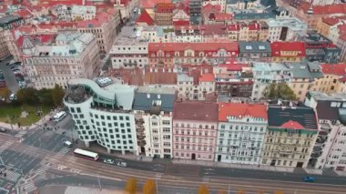 Dans eden ev ya da Fred ve Ginger binası olan Prag şehri. Avrupa şehrindeki modern mimari ve tarihi binaların havadan görünüşü. Prag, Çek Cumhuriyeti - 27 Ekim 2024