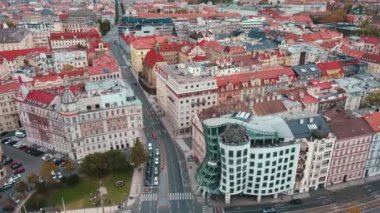 Dans eden ev ya da Fred ve Ginger binası olan Prag şehri. Avrupa şehrindeki modern mimari ve tarihi binaların havadan görünüşü. Prag, Çek Cumhuriyeti - 27 Ekim 2024
