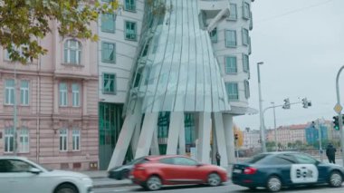 Prag 'da Dansçı Evi ya da Fred ve Ginger binası. Kavisli cam ve dinamik tasarımı olan modern mimari. Prag, Çek Cumhuriyeti - 27 Ekim 2024