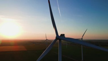 Vestas Rüzgâr Sistemleri 'nin kırsal alanda yaptığı siluetli rüzgar türbinleri. Günbatımında rüzgar çiftliği. Yenilenebilir ve sürdürülebilir enerji kavramı. Wroclaw, Polonya - 7 Eylül 2024