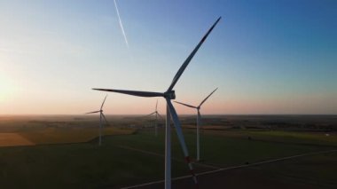 Vestas Rüzgâr Sistemleri 'nin kırsal alanda yaptığı siluetli rüzgar türbinleri. Günbatımında rüzgar çiftliği. Yenilenebilir ve sürdürülebilir enerji kavramı. Wroclaw, Polonya - 7 Eylül 2024