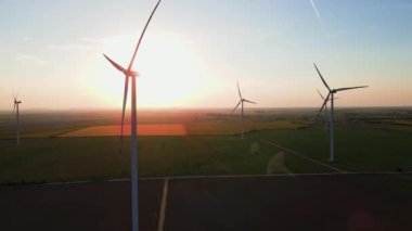 Vestas Rüzgâr Sistemleri 'nin kırsal alanda yaptığı siluetli rüzgar türbinleri. Günbatımında rüzgar çiftliği. Yenilenebilir ve sürdürülebilir enerji kavramı. Wroclaw, Polonya - 7 Eylül 2024