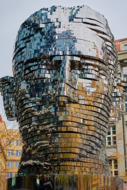 Franc Kafka 'nın başkanı, Prag' da sanat kurulumu. David Cerny 'nin yaptığı metal heykel. Sokaktaki çağdaş sanat eserleri. Prag, Çek Cumhuriyeti - 27 Ekim 2024