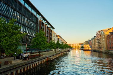 Danimarka 'nın Kopenhag limanı boyunca cam cepheli modern ofis binaları. Çağdaş İskandinav mimarisi. Şehir setinin panoramik manzarası. Kopenhag, Danimarka - 26 Haziran 2024