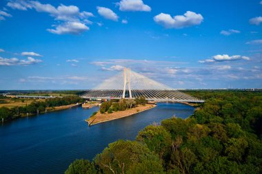 Kablo, yemyeşil ormanlarla çevrili nehir üzerinde köprü vazifesi gördü. Odra nehri üzerindeki Redzinski köprüsü Wroclaw, Polonya 'da otoyolda giden arabalarla