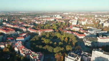 Wroclaw, Polonya 'nın havadan görünüşü. Renkli sonbahar ağaçları ve kırmızı çatıları olan kuş bakışı şehir manzarası. Konut binaları ve Avrupa 'da birçok yeşil alanı olan şehir mahallesi