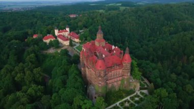 Ortaçağ şatosunun ormanlarla çevrili tarihi görüntüsü. Walbrzych, Polonya 'daki Ksiaz kalesi