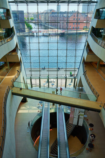 Интерьер Королевской библиотеки в Копенгагене. Внутренний вид национальной библиотеки Дании, известной как Черный алмаз. Коппель, Дания - 26 июня 2024 года