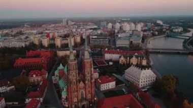 Sonbahar mevsiminde Gotik kiliseleri ve tarihi mimarisi olan Avrupa şehrinin havadan görünüşü. Gün batımında Ostrow Tumski 'deki St. John Katedrali. Wroclaw, Polonya 'nın şehir manzarası