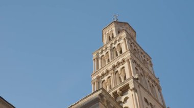 Hırvatistan 'ın Split kentindeki Saint Domnius Katedrali' nin çan kulesi. Eski kentin tarihi mimarisi mavi gökyüzüne karşı