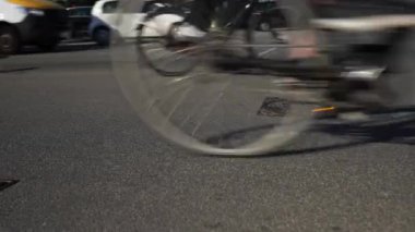 Bisiklet yolu, araba ve Kopenhag 'da toplu taşıma araçlarında bisiklet süren insanları kapatın. Danimarka 'da şehir trafiği. Sokakta yaşayan şehir