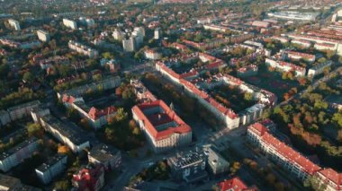 Wroclaw, Polonya 'nın havadan görünüşü. Renkli sonbahar ağaçları ve kırmızı çatıları olan kuş bakışı şehir manzarası. Konut binaları ve Avrupa 'da birçok yeşil alanı olan şehir mahallesi