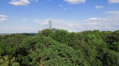 Modern kabloda giden araba ve kamyonların hava manzarası köprü olarak kaldı. Wroclaw, Polonya 'daki Oder Nehri üzerindeki Redzinski köprüsü. Taşıma altyapısı