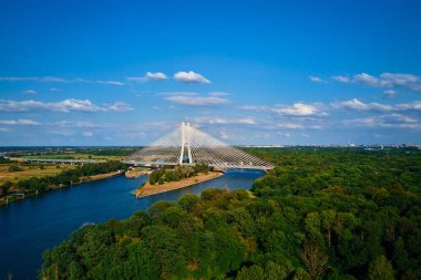 Kablo, yemyeşil ormanlarla çevrili nehir üzerinde köprü vazifesi gördü. Odra nehri üzerindeki Redzinski köprüsü Wroclaw, Polonya 'da otoyolda giden arabalarla