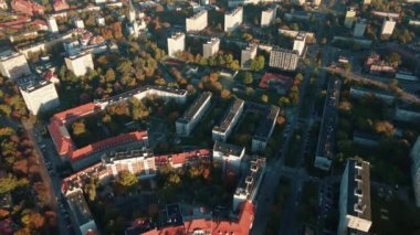 Wroclaw, Polonya 'nın havadan görünüşü. Renkli sonbahar ağaçları ve kırmızı çatıları olan kuş bakışı şehir manzarası. Konut binaları ve Avrupa 'da birçok yeşil alanı olan şehir mahallesi