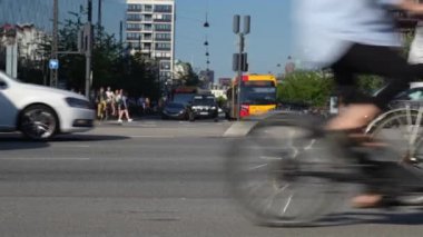 Bisiklet yolu, araba ve Kopenhag 'da toplu taşıma araçlarında bisiklet süren insanları kapatın. Danimarka 'da şehir trafiği. Sokakta yaşayan şehir