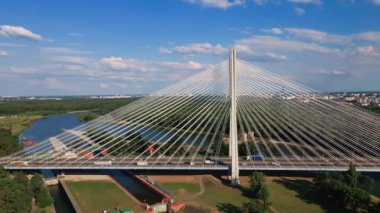 Kablo, yemyeşil ormanlarla çevrili nehir üzerinde köprü vazifesi gördü. Odra nehri üzerindeki Redzinski köprüsü Wroclaw, Polonya 'da otoyolda giden arabalarla