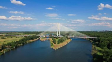 Modern kabloda giden araba ve kamyonların hava manzarası köprü olarak kaldı. Wroclaw, Polonya 'daki Oder Nehri üzerindeki Redzinski köprüsü. Taşıma altyapısı