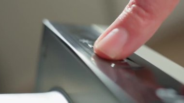 Bulaşık makinesinin açık kapılı kontrol panelinde elle başlatma düğmesine bas. Kadın modern ev aletleri kullanıyor, bulaşık makinesinde kirli bulaşıkları yıkamak için otomatik programı seçiyor.