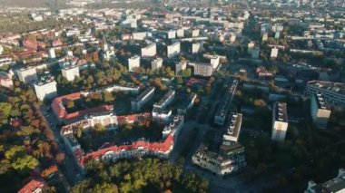 Wroclaw, Polonya 'nın havadan görünüşü. Renkli sonbahar ağaçları ve kırmızı çatıları olan kuş bakışı şehir manzarası. Konut binaları ve Avrupa 'da birçok yeşil alanı olan şehir mahallesi