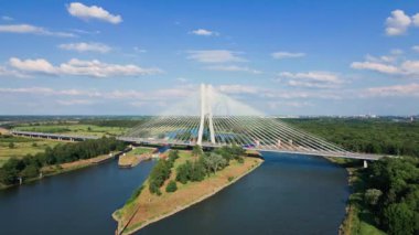 Kablo, yemyeşil ormanlarla çevrili nehir üzerinde köprü vazifesi gördü. Odra nehri üzerindeki Redzinski köprüsü Wroclaw, Polonya 'da otoyolda giden arabalarla