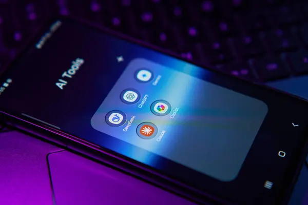ChatGPT, Claude, Copilot ve DeepSeek de dahil olmak üzere çeşitli Yapay Zeka Chatbot uygulamalarını Yapay Zeka Araçları adı verilen klasörün altında gösteren akıllı telefon ekranı. Wroclaw, Polonya - 29 Ocak 2025