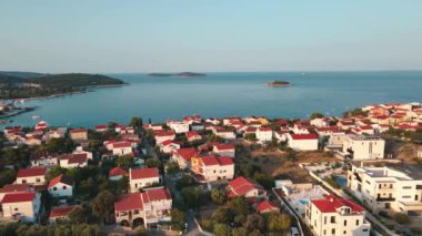 Hırvatistan 'ın Rogoznica kentinin havadan görünüşü. Kırmızı çatılı evleri ve Adriyatik Denizi olan kıyı kasabası. Manzaralı Akdeniz manzarası. Yaz tatili, seyahat ve turizm kavramı