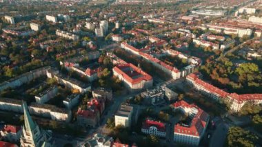 Wroclaw, Polonya 'nın havadan görünüşü. Renkli sonbahar ağaçları ve kırmızı çatıları olan kuş bakışı şehir manzarası. Konut binaları ve Avrupa 'da birçok yeşil alanı olan şehir mahallesi