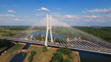 Kablo, yemyeşil ormanlarla çevrili nehir üzerinde köprü vazifesi gördü. Odra nehri üzerindeki Redzinski köprüsü Wroclaw, Polonya 'da otoyolda giden arabalarla