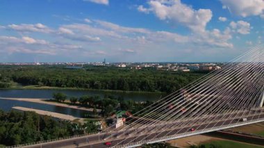 Kablo, yemyeşil ormanlarla çevrili nehir üzerinde köprü vazifesi gördü. Odra nehri üzerindeki Redzinski köprüsü Wroclaw, Polonya 'da otoyolda giden arabalarla