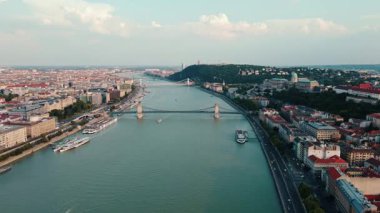 Tuna Nehri 'ni kaplayan Zincir Köprüsü' nün yer aldığı Budapeşte 'nin havadan görünüşü. Macaristan, Budapeşte 'nin mimarisi ve ünlü simgesi