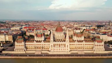 Günbatımında Budapeşte 'deki Macar Parlamento Binası Tuna Nehri' ne yansıyor, hava manzaralı. Neo Gotik mimari ve Macaristan 'ın ünlü simgesi