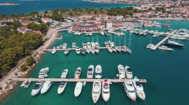 Hırvatistan 'ın Rogoznica kentindeki Marina Frapa' da demirlemiş yat ve teknelerin hava manzarası. Güneşli bir günde sahil kenti limanı. Yaz tatili ve seyahat kavramı