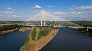 Kablo, yemyeşil ormanlarla çevrili nehir üzerinde köprü vazifesi gördü. Odra nehri üzerindeki Redzinski köprüsü Wroclaw, Polonya 'da otoyolda giden arabalarla