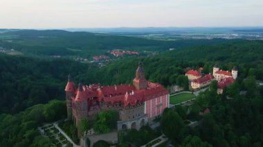 Ortaçağ şatosunun ormanlarla çevrili tarihi görüntüsü. Walbrzych, Polonya 'daki Ksiaz kalesi