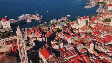 Hırvatistan 'ın tarihi eski kenti, Diocletians Sarayı ve dar sokakları ve arka planda deniz manzarası olan Split kentinin havadan görünüşü. Yaz günü kıyı kentinde Adriyatik kıyı şeridi