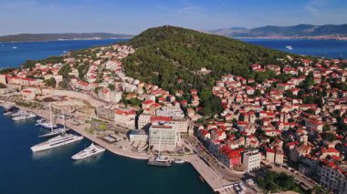 Hırvatistan 'ın Split kentinin hava manzarası. Tarihi mimarisi, dar sokakları ve limanı olan sahil turizm kasabası şehri. Adriyatik Denizi kıyısında kırmızı kiremitli geleneksel binaları olan eski bir kasaba