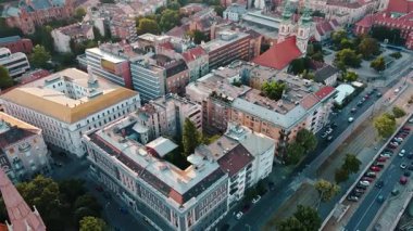 Macaristan 'ın Bupapest kentindeki Tuna Nehri boyunca şehir trafiği ve tarihi binalar. Budapeşte 'nin Budapeşte ilçesinde konut binalarının, hareket halindeki arabaların ve yürüyen insanların hava manzarası