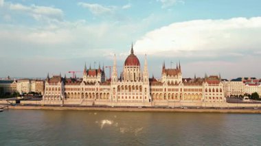 Günbatımında Budapeşte 'deki Macar Parlamento Binası Tuna Nehri' ne yansıyor, hava manzaralı. Neo Gotik mimari ve Macaristan 'ın ünlü simgesi