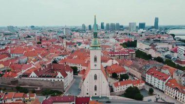 Bratislava 'nın havadan görünüşü, Slovakya tarihi St. Martins Katedrali, tarihi kırmızı çatılı binalar, Tuna Nehri ve arka planda modern gökdelenler. Avrupa şehir manzarasının panoramik görünümü